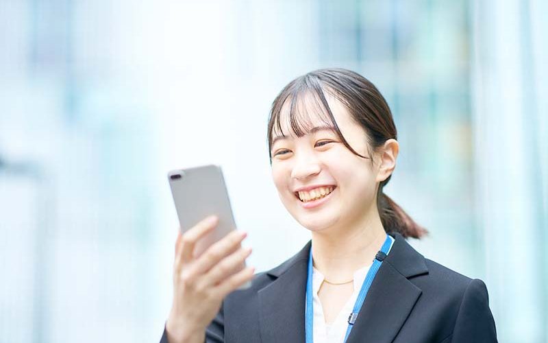 スマートフォンを見る人 スマートフォンを見る人